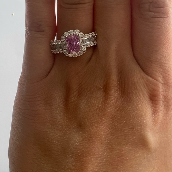Beautiful engagement ring with high-C diamond sparkle - Picture 5 of 6